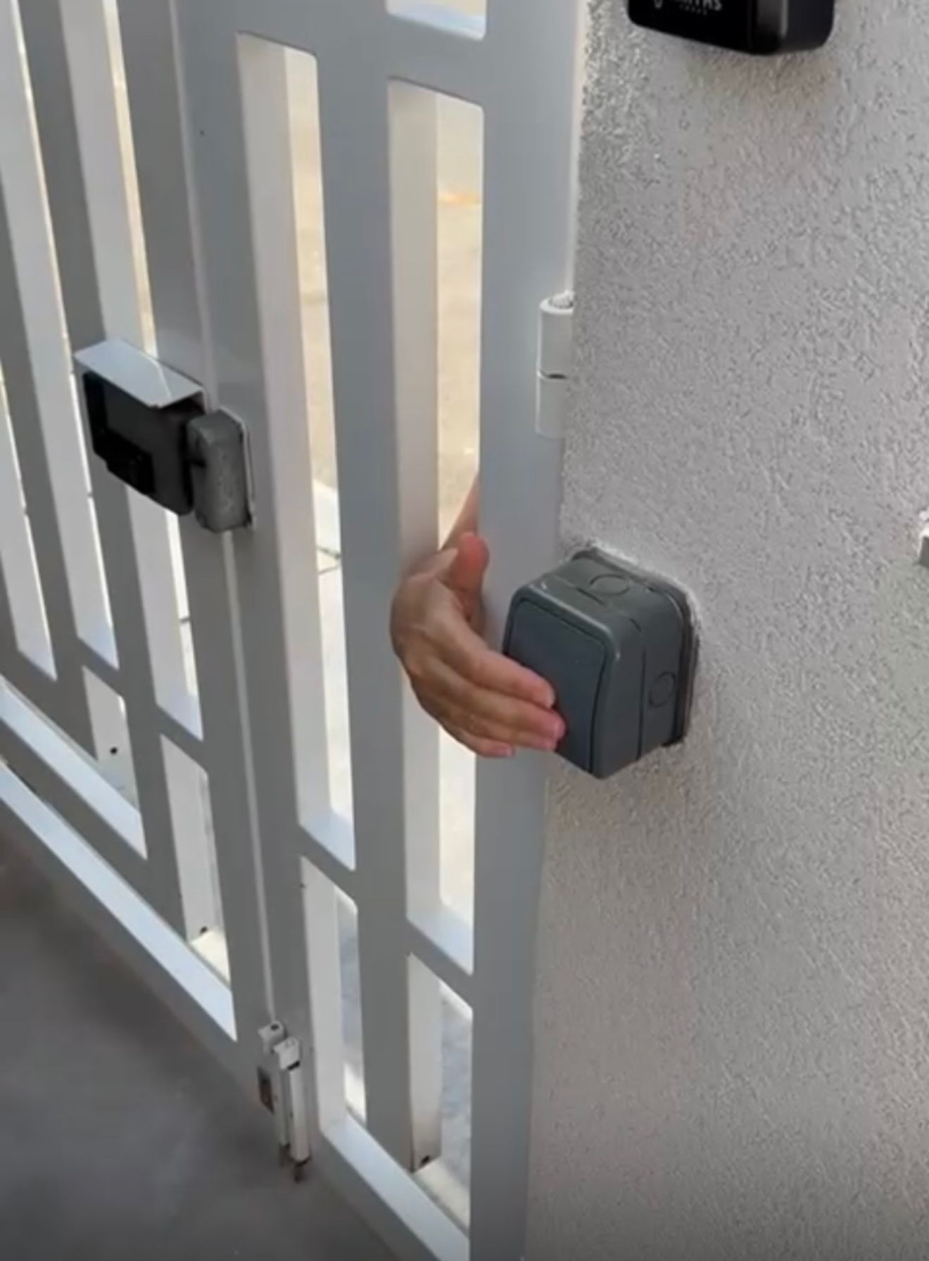 How to open the gate at Villa Ixoria